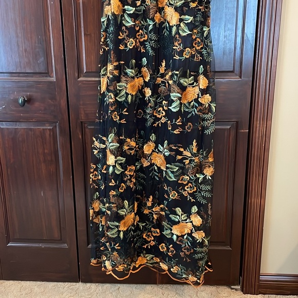 Nwt! Gorgeous maxi dress, see through with embroidered flowers - Picture 3 of 11